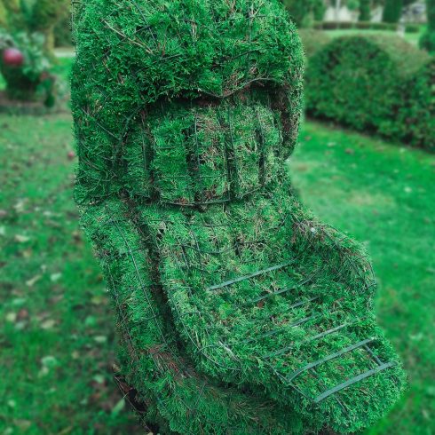 liezuvis fotelis remas topiary augalu skulptura tujos