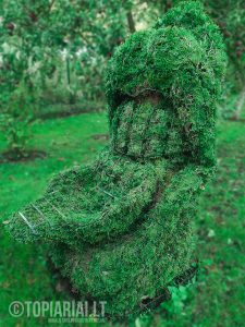 liezuvis fotelis remas topiary augalu skulptura tujos