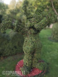 peliukas mikis remas topiary augalu skulptura tujos
