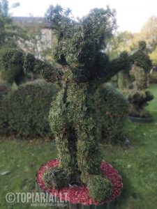 peliukas mikis remas topiary augalu skulptura tujos